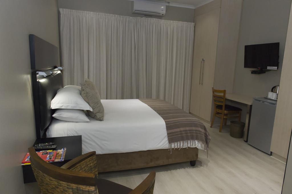 The Suburban Guest House Блоемфонтейн Стая снимка