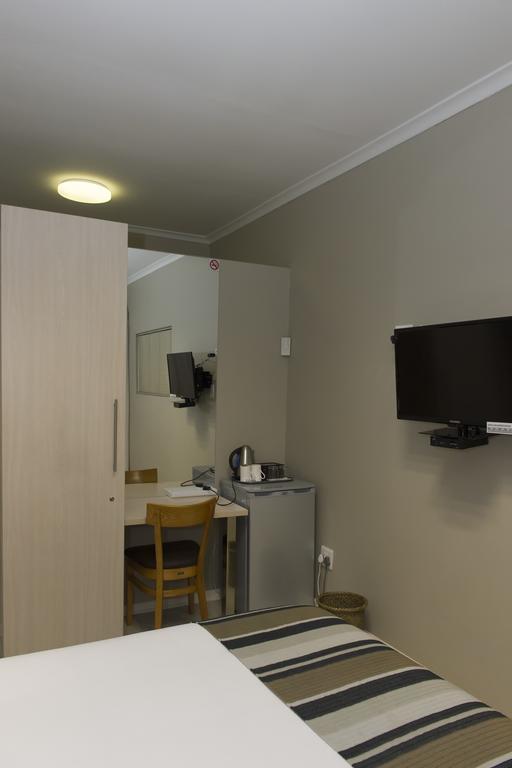 The Suburban Guest House Блоемфонтейн Стая снимка