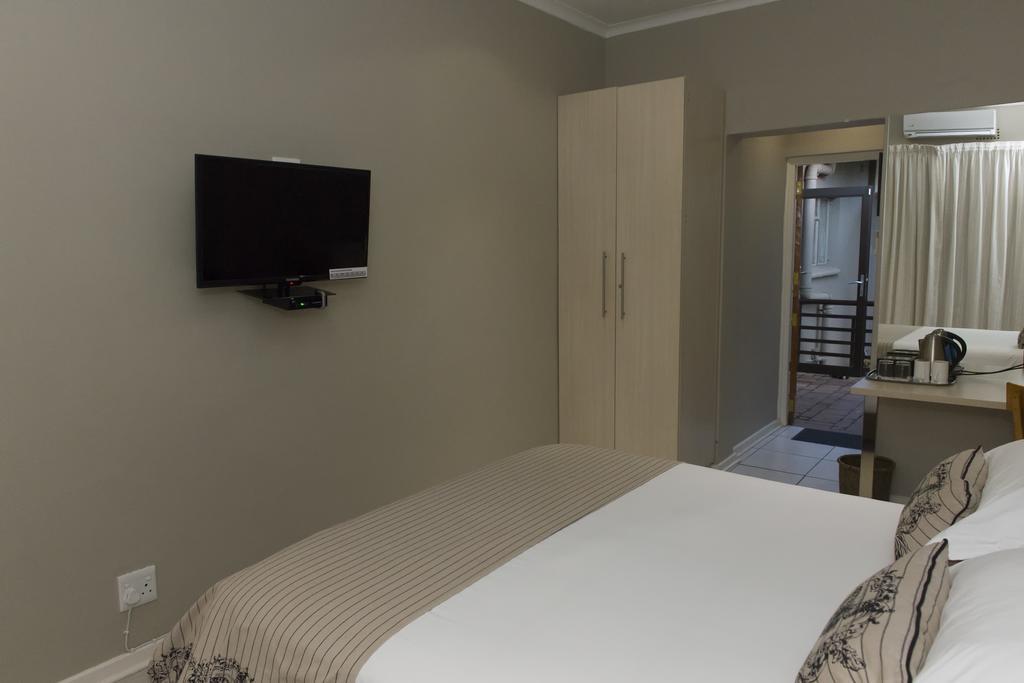 The Suburban Guest House Блоемфонтейн Стая снимка