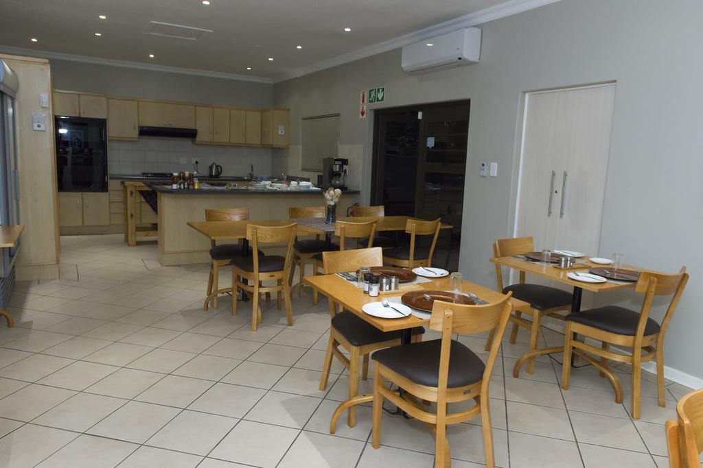 The Suburban Guest House Блоемфонтейн Екстериор снимка
