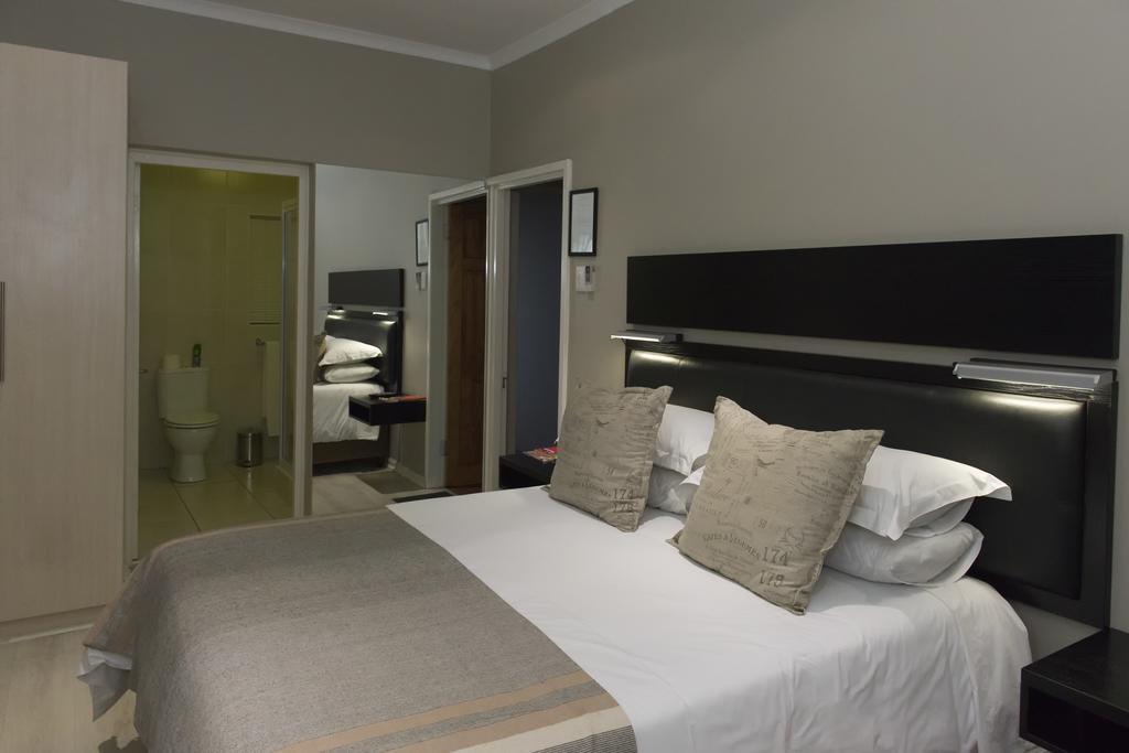 The Suburban Guest House Блоемфонтейн Стая снимка