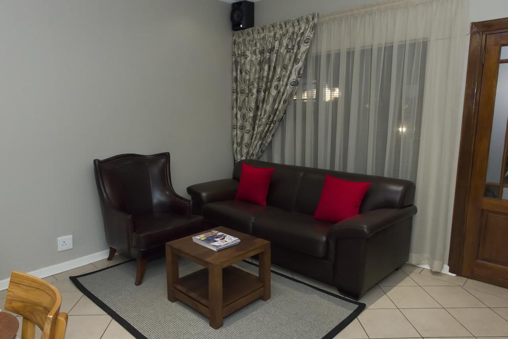 The Suburban Guest House Блоемфонтейн Екстериор снимка