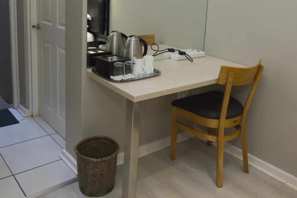 The Suburban Guest House Блоемфонтейн Стая снимка
