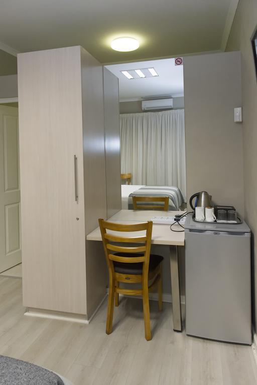 The Suburban Guest House Блоемфонтейн Стая снимка