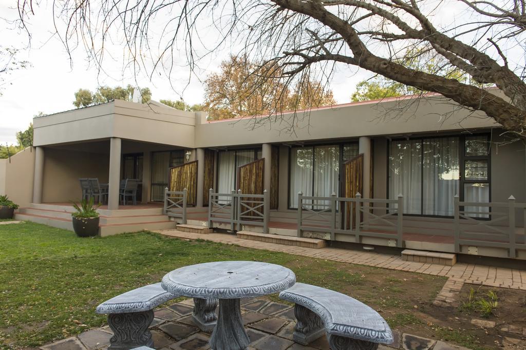 The Suburban Guest House Блоемфонтейн Екстериор снимка