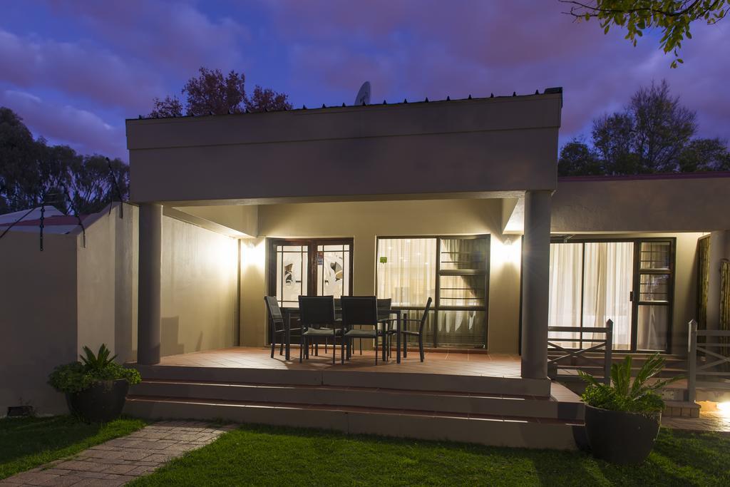The Suburban Guest House Блоемфонтейн Екстериор снимка