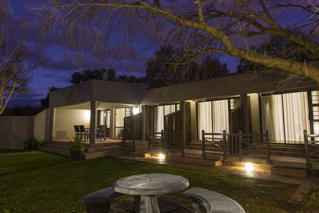 The Suburban Guest House Блоемфонтейн Екстериор снимка