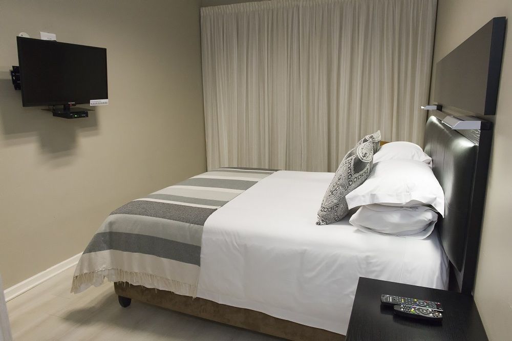 The Suburban Guest House Блоемфонтейн Екстериор снимка