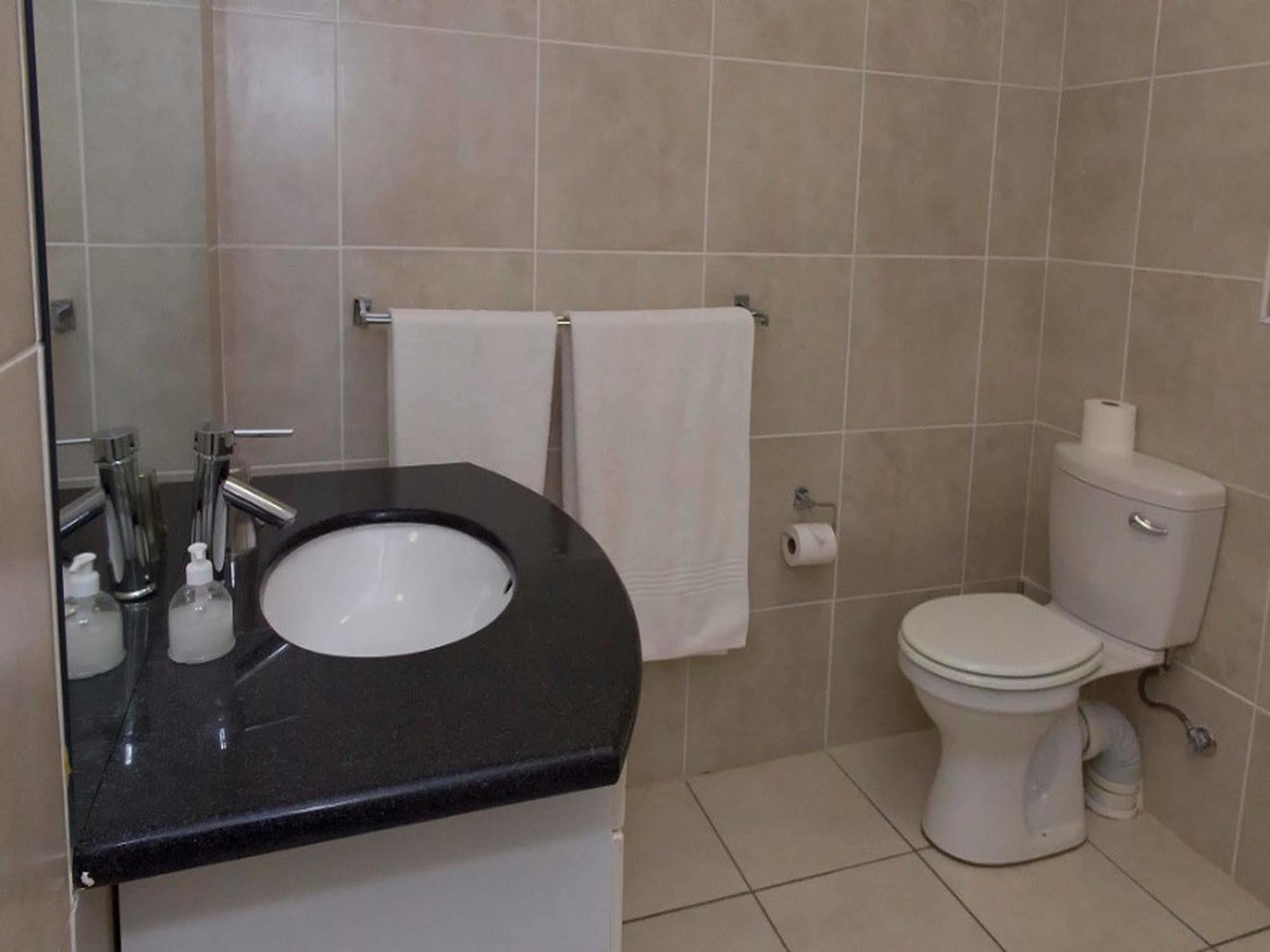 The Suburban Guest House Блоемфонтейн Екстериор снимка